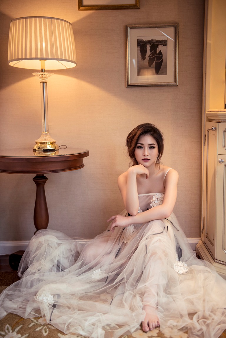 Hương Tràm không cần hở hang vẫn gợi cảm hết cỡ Hương Tràm không cần hở hang vẫn gợi cảm hết cỡ